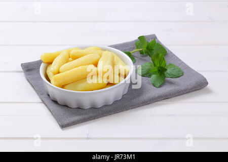 Schüssel mit gekochten Kartoffeln Kegel oder Gnocchi auf grauen Tischset Stockfoto