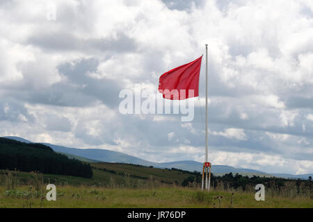 Juli 2017 - Rote Warnflagge, die über einem Militärbereich in Mid Wales, Epynt, nahe der Senny Bridge fliegt. Stockfoto