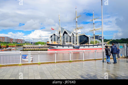 Glasgow, Schottland. 3. August 2017. Großbritannien Wetter. Passagiere warten an den Ufern des Flusses Clyde für die Govan Fähre zu nehmen sie über das Riverside Museum und Großsegler, lebhafteste, an einem sonnigen Tag mit teils sonnig und häufige schwere Duschen Credit: Skully/Alamy Live News Stockfoto