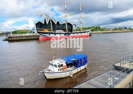 Glasgow, Schottland. 3. August 2017. Großbritannien Wetter. Die Govan Fähre die Passagiere von den Ufern des Flusses Clyde über das Riverside Museum und Großsegler, lebhafteste, an einem sonnigen Tag mit teils sonnig und häufige schwere Duschen Credit: Skully/Alamy Live News Stockfoto