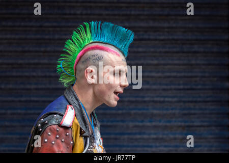 Blaugelber mogikanischer Punk-Haarschnitt in Blackpool, Lancashire, Großbritannien. 3. Aug. 2017. Rebellion Festival das größte Punk-Festival der Welt beginnt mit Tausenden von Punks, die zum internationalen Punk-Festival in Blackpool eintreffen. Anfang August findet in den Winter Gardens von Blackpool eine riesige Auswahl an Punk-Bands für die 21. Auflage des Rebellion Festivals statt. Neben dem Hauptereignis findet ein Fringe-Fest statt. Stockfoto