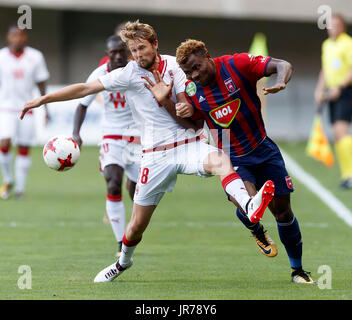 Felcsut, Ungarn. 3. August 2017. Hesekiel Henty (R) von Videoton FC kämpft um den Ball mit Jaroslav Plasil (L) der FC Girondins de Bordeaux während der UEFA Europa League dritte Qualifying-Runde Rückspiel-Match zwischen Videoton FC und FC Girondins de Bordeaux im Pancho Arena am 3. August 2017 in Felcsut, Ungarn. Stockfoto