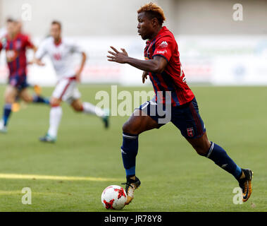 Felcsut, Ungarn. 3. August 2017. Hesekiel Henty von Videoton FC steuert den Ball während des Spiels der UEFA Europa League dritte Qualifying-Runde Rückspiel zwischen Videoton FC und FC Girondins de Bordeaux im Pancho Arena am 3. August 2017 in Felcsut, Ungarn. Stockfoto