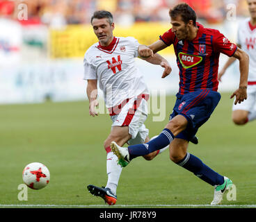 Felcsut, Ungarn. 3. August 2017. Marko Scepovic (R) von Videoton FC schießt auf das Tor neben Jeremy Toulalan (L) der FC Girondins de Bordeaux während der UEFA Europa League dritte Qualifying-Runde Rückspiel-Match zwischen Videoton FC und FC Girondins de Bordeaux im Pancho Arena am 3. August 2017 in Felcsut, Ungarn. Stockfoto