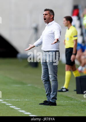 Felcsut, Ungarn. 3. August 2017. Head Coach Jocelyn Gourvennec FC Girondins de Bordeaux ist unzufrieden mit seinem Team Performance während der UEFA Europa League dritte Qualifying-Runde Rückspiel-Match zwischen Videoton FC und FC Girondins de Bordeaux im Pancho Arena am 3. August 2017 in Felcsut, Ungarn. Stockfoto