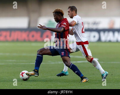 Felcsut, Ungarn. 3. August 2017. Hesekiel Henty (L) von Videoton FC gewinnt den Ball von Valentin Vada (R) des FC Girondins de Bordeaux während der UEFA Europa League dritte Qualifying-Runde Rückspiel-Match zwischen Videoton FC und FC Girondins de Bordeaux im Pancho Arena am 3. August 2017 in Felcsut, Ungarn. Stockfoto