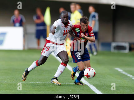 Felcsut, Ungarn. 3. August 2017. Asmir Suljic (R) von Videoton FC konkurriert für den Ball mit Youssouf Sabaly #20 von FC Girondins de Bordeaux in der UEFA Europa League dritte Qualifying-Runde Rückspiel-Match zwischen Videoton FC und FC Girondins de Bordeaux im Pancho Arena am 3. August 2017 in Felcsut, Ungarn. Stockfoto