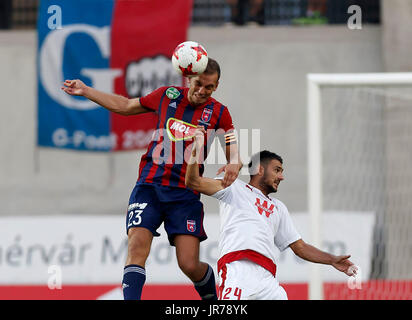 Felcsut, Ungarn. 3. August 2017. Roland Juhasz #23 von Videoton FC gewinnt den Ball in der Luft von Gaetan Laborde #24 FC Girondins de Bordeaux während der UEFA Europa League dritte Qualifying-Runde Rückspiel-Match zwischen Videoton FC und FC Girondins de Bordeaux im Pancho Arena am 3. August 2017 in Felcsut, Ungarn. Stockfoto