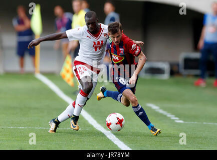 Felcsut, Ungarn. 3. August 2017. Asmir Suljic (R) von Videoton FC konkurriert für den Ball mit Youssouf Sabaly #20 von FC Girondins de Bordeaux in der UEFA Europa League dritte Qualifying-Runde Rückspiel-Match zwischen Videoton FC und FC Girondins de Bordeaux im Pancho Arena am 3. August 2017 in Felcsut, Ungarn. Stockfoto