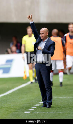 Felcsut, Ungarn. 3. August 2017. Cheftrainer Marko Nikolic von Videoton FC beauftragt, dass seine Spieler während der UEFA Europa League dritte Qualifying-Runde Rückspiel zwischen Videoton FC und FC Girondins de Bordeaux im Pancho Arena am 3. August 2017 in Felcsut, Ungarn übereinstimmen. Stockfoto