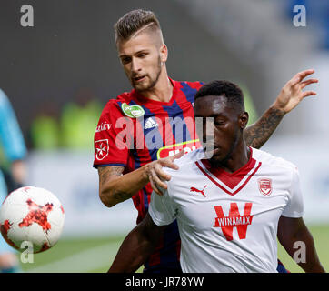 Felcsut, Ungarn. 3. August 2017. Roland Szolnoki (L) von Videoton FC konkurriert für den Ball mit Alexandre Mendy (R) des FC Girondins de Bordeaux in der UEFA Europa League dritte Qualifying-Runde Rückspiel-Match zwischen Videoton FC und FC Girondins de Bordeaux im Pancho Arena am 3. August 2017 in Felcsut, Ungarn. Stockfoto