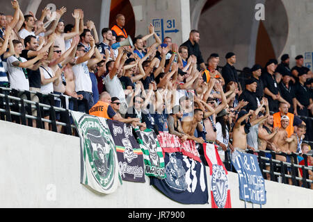 Felcsut, Ungarn. 3. August 2017. Die ultra Fans des FC Girondins de Bordeaux beobachten das Spiel in der UEFA Europa League dritte Qualifying-Runde Rückspiel zwischen Videoton FC und FC Girondins de Bordeaux im Pancho Arena am 3. August 2017 in Felcsut, Ungarn übereinstimmen. Stockfoto