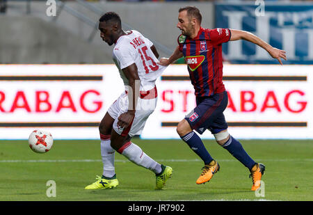 Felcsut, Ungarn. 3. August 2017. Attila Fiola (R) von Videoton FC versucht, Alexandre Mendy #15 von FC Girondins de Bordeaux während der UEFA Europa League dritte Qualifying-Runde Rückspiel-Match zwischen Videoton FC und FC Girondins de Bordeaux im Pancho Arena am 3. August 2017 in Felcsut, Ungarn zu stoppen. Stockfoto