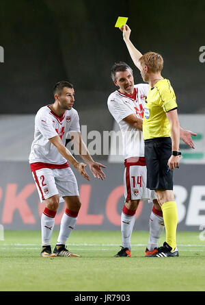 Felcsut, Ungarn. 3. August 2017. Schiedsrichter Christian Dingert zeigt, dass die gelbe Karte neben Milan Gajic #2 der FC Girondins de Bordeaux und Jeremy Toulalan #14 von FC Girondins de Bordeaux in der UEFA Europa League dritte Qualifying-Runde Rückspiel zwischen Videoton FC und FC Girondins de Bordeaux im Pancho Arena am 3. August 2017 in Felcsut, Ungarn entsprechen. Stockfoto