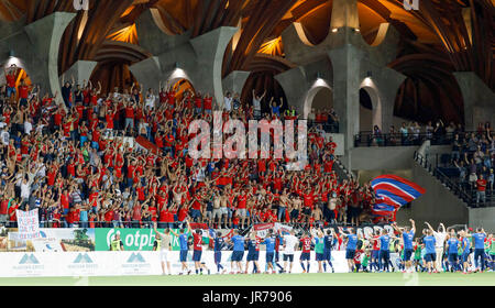 Felcsut, Ungarn. 3. August 2017. Die Anhänger der Videoton FC feiern den Sieg mit seinem Team nach der UEFA Europa League dritte Qualifying-Runde Rückspiel match zwischen Videoton FC und FC Girondins de Bordeaux im Pancho Arena am 3. August 2017 in Felcsut, Ungarn. Stockfoto