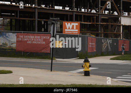 College Park, MD, USA. 3. August 2017. Brendan Iribe Center for Computer Science and Innovation im Bau in der Nähe von den Ecken der Route 1 und Campus Drive, und Campus Drive und Paint Zweig Laufwerk auf dem Campus der University of Maryland in College Park, Maryland. Foto von nahe der Kreuzung von Campus Drive und Paint Zweig Drive.Earlier in den Tag, den es berichtet wurde, dass ein Bauarbeiter von einem der oberen Stockwerke des Gebäudes fiel. Bildnachweis: Evan Golub/ZUMA Draht/Alamy Live-Nachrichten Stockfoto