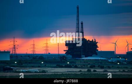 Seaton Carew, Nord-Ost-England, UK, 4. August 2017. UK-Wetter: Einen feurigen Himmel bei Sonnenaufgang hinter den 130 Meter hoch, 24.000 Tonnen Brent Delta Topside Ölplattform am in der Lage Großbritanniens Seaton Port Standort recycelt. Vor der Ankunft in Mai 2017 Rigs, £ 28 Millionen verbrachte Gebäude einen neue Kai zur Erleichterung der größte Öl-Rig-Abriss-Projekt. Bildnachweis: ALAN DAWSON/Alamy Live-Nachrichten Stockfoto