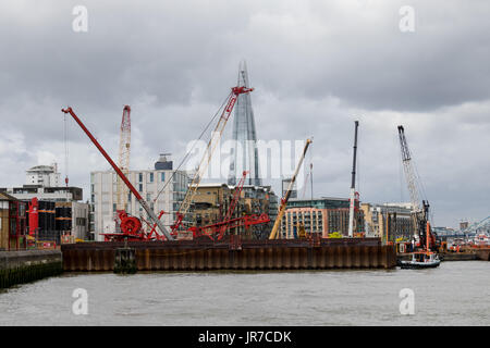 London, UK. 3. August 2017. Die Bauarbeiten statt in die Kammern Wharf Seite auf der Themse in der Nähe von Tower Bridge. Der Thames Tideway Tunnel wird eine Unterkonstruktion 16 Meile Tunnel unter den Gezeiten Abschnitt der Themse Entladungen Umgang mit Abwasser und Regenwasser, die derzeit in den Fluss Überlauf ausgeführt sein. Ab 2016 Bau des Thames Tunnel Tideway dauert sieben bis acht Jahre, geben ein Zieldatum für die Fertigstellung von 2023 und einer geschätzten £ 4,2 Milliarden kosten wird. Bildnachweis: Vickie Flores/Alamy Live-Nachrichten Stockfoto