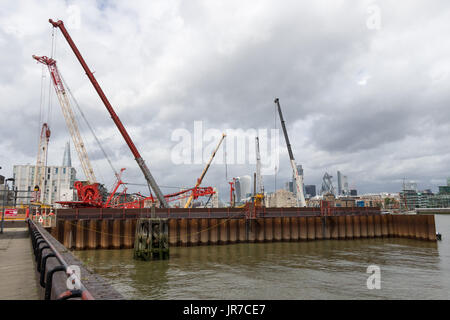 London, UK. 3. August 2017. Die Bauarbeiten statt in die Kammern Wharf Seite auf der Themse in der Nähe von Tower Bridge. Der Thames Tideway Tunnel wird eine Unterkonstruktion 16 Meile Tunnel unter den Gezeiten Abschnitt der Themse Entladungen Umgang mit Abwasser und Regenwasser, die derzeit in den Fluss Überlauf ausgeführt sein. Ab 2016 Bau des Thames Tunnel Tideway dauert sieben bis acht Jahre, geben ein Zieldatum für die Fertigstellung von 2023 und einer geschätzten £ 4,2 Milliarden kosten wird. Bildnachweis: Vickie Flores/Alamy Live-Nachrichten Stockfoto