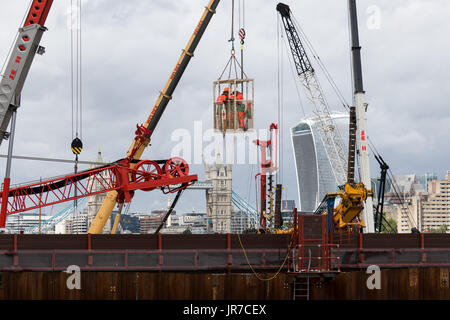 London, UK. 3. August 2017. Die Bauarbeiten statt in die Kammern Wharf Seite auf der Themse in der Nähe von Tower Bridge. Der Thames Tideway Tunnel wird eine Unterkonstruktion 16 Meile Tunnel unter den Gezeiten Abschnitt der Themse Entladungen Umgang mit Abwasser und Regenwasser, die derzeit in den Fluss Überlauf ausgeführt sein. Ab 2016 Bau des Thames Tunnel Tideway dauert sieben bis acht Jahre, geben ein Zieldatum für die Fertigstellung von 2023 und einer geschätzten £ 4,2 Milliarden kosten wird. Bildnachweis: Vickie Flores/Alamy Live-Nachrichten Stockfoto