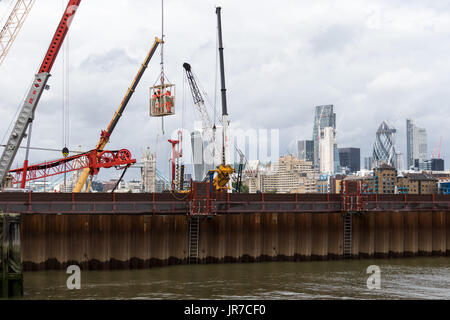 London, UK. 3. August 2017. Die Bauarbeiten statt in die Kammern Wharf Seite auf der Themse in der Nähe von Tower Bridge. Der Thames Tideway Tunnel wird eine Unterkonstruktion 16 Meile Tunnel unter den Gezeiten Abschnitt der Themse Entladungen Umgang mit Abwasser und Regenwasser, die derzeit in den Fluss Überlauf ausgeführt sein. Ab 2016 Bau des Thames Tunnel Tideway dauert sieben bis acht Jahre, geben ein Zieldatum für die Fertigstellung von 2023 und einer geschätzten £ 4,2 Milliarden kosten wird. Bildnachweis: Vickie Flores/Alamy Live-Nachrichten Stockfoto