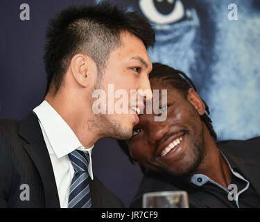 Tokio, Japan. 3. August 2017. (L-R) Ryota Murata, Hassan N'Dam N'Jikam Boxen: Ryota Murata Japans und Hassan N'Dam N'Jikam von Frankreich besuchen eine Pressekonferenz zu den WBA-Titel im Mittelgewicht Rückkampf zu verkünden, die am 22. Oktober in Ryogoku Kokugikan am 3. August 2017 im Hotel Grand Palace in Tokio stattfinden wird. Bildnachweis: Hiroaki Yamaguchi/AFLO/Alamy Live-Nachrichten Stockfoto