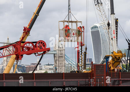 London, UK. 3. August 2017. Die Bauarbeiten statt in die Kammern Wharf Seite auf der Themse in der Nähe von Tower Bridge. Der Thames Tideway Tunnel wird eine Unterkonstruktion 16 Meile Tunnel unter den Gezeiten Abschnitt der Themse Entladungen Umgang mit Abwasser und Regenwasser, die derzeit in den Fluss Überlauf ausgeführt sein. Ab 2016 Bau des Thames Tunnel Tideway dauert sieben bis acht Jahre, geben ein Zieldatum für die Fertigstellung von 2023 und einer geschätzten £ 4,2 Milliarden kosten wird. Bildnachweis: Vickie Flores/Alamy Live-Nachrichten Stockfoto