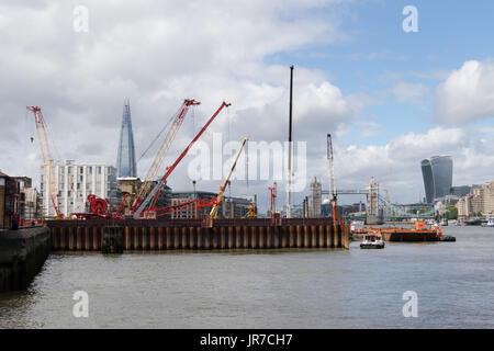 London, UK. 3. August 2017. Die Bauarbeiten statt in die Kammern Wharf Seite auf der Themse in der Nähe von Tower Bridge. Der Thames Tideway Tunnel wird eine Unterkonstruktion 16 Meile Tunnel unter den Gezeiten Abschnitt der Themse Entladungen Umgang mit Abwasser und Regenwasser, die derzeit in den Fluss Überlauf ausgeführt sein. Ab 2016 Bau des Thames Tunnel Tideway dauert sieben bis acht Jahre, geben ein Zieldatum für die Fertigstellung von 2023 und einer geschätzten £ 4,2 Milliarden kosten wird. Bildnachweis: Vickie Flores/Alamy Live-Nachrichten Stockfoto