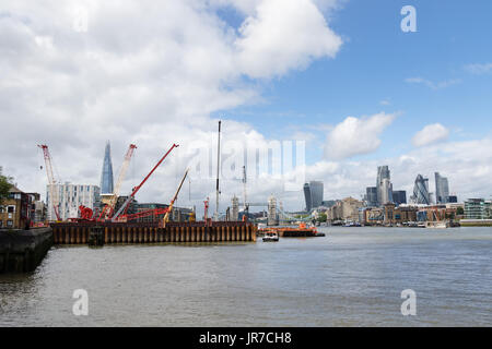 London, UK. 3. August 2017. Die Bauarbeiten statt in die Kammern Wharf Seite auf der Themse in der Nähe von Tower Bridge. Der Thames Tideway Tunnel wird eine Unterkonstruktion 16 Meile Tunnel unter den Gezeiten Abschnitt der Themse Entladungen Umgang mit Abwasser und Regenwasser, die derzeit in den Fluss Überlauf ausgeführt sein. Ab 2016 Bau des Thames Tunnel Tideway dauert sieben bis acht Jahre, geben ein Zieldatum für die Fertigstellung von 2023 und einer geschätzten £ 4,2 Milliarden kosten wird. Bildnachweis: Vickie Flores/Alamy Live-Nachrichten Stockfoto