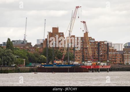London, UK. 3. August 2017. Bauarbeiten statt auf der King Edward Memorial Park-Baustelle auf der Themse in der Nähe von Tower Bridge. Der Thames Tideway Tunnel wird eine Unterkonstruktion 16 Meile Tunnel unter den Gezeiten Abschnitt der Themse Entladungen Umgang mit Abwasser und Regenwasser, die derzeit in den Fluss Überlauf ausgeführt sein. Ab 2016 Bau des Thames Tunnel Tideway dauert sieben bis acht Jahre, geben ein Zieldatum für die Fertigstellung von 2023 und einer geschätzten £ 4,2 Milliarden kosten wird. Bildnachweis: Vickie Flores/Alamy Live-Nachrichten Stockfoto