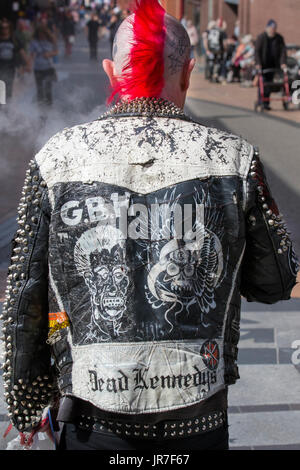 Blackpool, Lancashire, UK. 4. August 2017. Rebellion Festival weltweit größte Punk-Festival beginnt, wie Tausende von Punks in Blackpool für internationale Punk-Festival kommen. Anfang August, Blackpools Wintergärten ist Gastgeber für eine massive Reihe von Punk-Bands für die 21. Ausgabe der Rebellion Festival. Es gibt eine Franse Fest läuft neben dem main Event. Namens "At the Edge" mit einer Kunstausstellung, Vintage-Kleidung und eine engagierte stall Dr Martens. Kredite; MediaWorldImages/AlamyLiveNews. Stockfoto