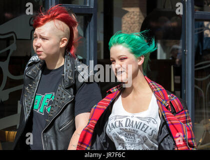 Blackpool, Lancashire, UK. 4. August 2017. Rebellion Festival weltweit größte Punk-Festival beginnt, wie Tausende von Punks in Blackpool für internationale Punk-Festival kommen. Anfang August, Blackpools Wintergärten ist Gastgeber für eine massive Reihe von Punk-Bands für die 21. Ausgabe der Rebellion Festival. Es gibt eine Franse Fest läuft neben dem main Event. Namens "At the Edge" mit einer Kunstausstellung, Vintage-Kleidung und eine engagierte stall Dr Martens. Kredite; MediaWorldImages/AlamyLiveNews. Stockfoto