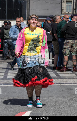 Blackpool, Lancashire, UK. 4. August 2017. Rebellion Festival weltweit größte Punk-Festival beginnt, wie Tausende von Punks in Blackpool für internationale Punk-Festival kommen. Anfang August, Blackpools Wintergärten ist Gastgeber für eine massive Reihe von Punk-Bands für die 21. Ausgabe der Rebellion Festival. Es gibt eine Franse Fest läuft neben dem main Event. Namens "At the Edge" mit einer Kunstausstellung, Vintage-Kleidung und eine engagierte stall Dr Martens. Kredite; MediaWorldImages/AlamyLiveNews. Stockfoto