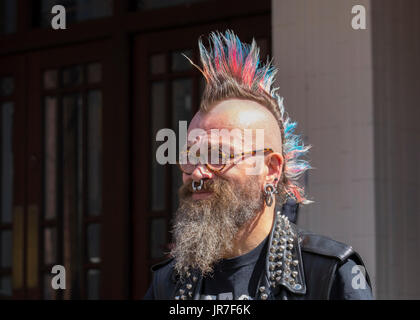 Blackpool, Lancashire, UK. 4. August 2017. G. Walker, mit dem Nasen Piercing an der Rebellion Festival weltweit größte Punk Festival beginnt, als Tausende von Punks in Blackpool für internationale Punk Festival kommen. Anfang August, von Blackpool Winter Gardens ist Gastgeber für eine massive Line up des Punk Bands für die 21. Ausgabe der Rebellion Festival. Es gibt einen Randbereich fest, die neben dem Main Event. "Am Rande" mit einer Kunstausstellung, Vintage Kleidung und eine dedizierte Dr Martens Stand. Stockfoto