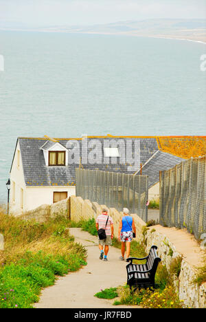 Chesil Beach, Dorset. 4. August 2017. UK Wetter: ein paar auf Portland Spaziergang auf dem steilen Weg zu Chesil Beach an einem hellen und luftigen Tag in Dorset Credit: Stuart Fretwell/Alamy Live-Nachrichten Stockfoto