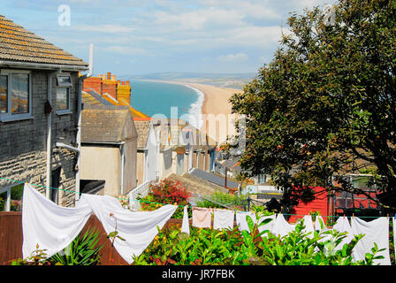 Chesil Beach, Dorset. 4. August 2017. UK Wetter: Wäsche trocknet in einem sonnigen südlichsten Garten an einem luftigen & hellen Tag in Dorset Credit: Stuart Fretwell/Alamy Live-Nachrichten Stockfoto