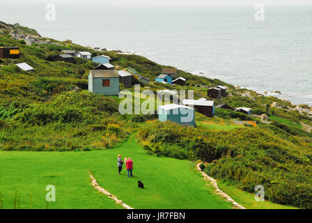 Chesil Beach, Dorset. 4. August 2017. UK-Wetter: Menschen gehen ihren Hunden Portland Ende Chesil Beach, an einem Tag sonnig in Dorset Credit: Stuart Fretwell/Alamy Live-Nachrichten Stockfoto