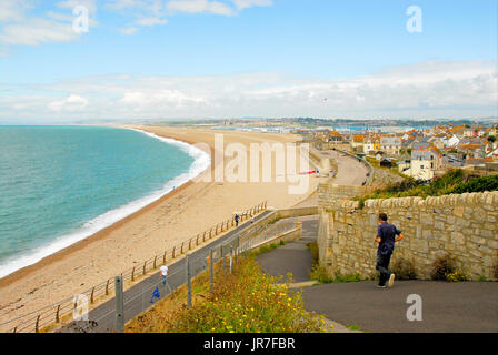 Chesil Beach, Dorset. 4. August 2017. UK-Wetter: Ein Mann eilt auf seinem Fischerboot an einem hellen und luftigen Tag entlang Chesil Beach Credit: Stuart Fretwell/Alamy Live-Nachrichten Stockfoto