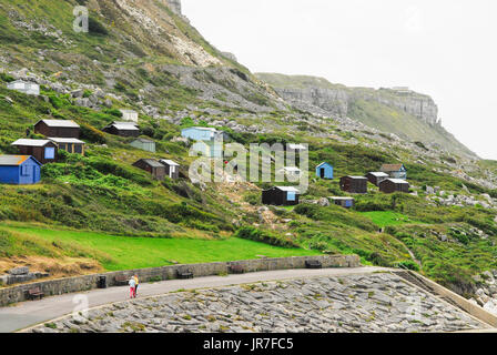 Chesil Beach, Dorset. 4. August 2017. UK-Wetter: Menschen gehen durch den Strandhütten, am Ende des Chesil Beach, an einem Tag sonnig in Portland Credit: Stuart Fretwell/Alamy Live-Nachrichten Stockfoto