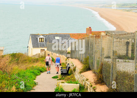 Chesil Beach, Dorset. 4. August 2017. UK Wetter: ein paar auf Portland Spaziergang auf dem steilen Weg zu Chesil Beach an einem hellen und luftigen Tag in Dorset Credit: Stuart Fretwell/Alamy Live-Nachrichten Stockfoto