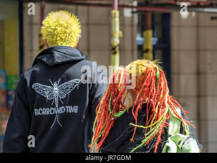 Blackpool, Lancashire, UK. 4. August 2017. Rebellion Festival weltweit größte Punk-Festival beginnt, wie Tausende von Punks in Blackpool für internationale Punk-Festival kommen. Anfang August, Blackpools Wintergärten ist Gastgeber für eine massive Reihe von Punk-Bands für die 21. Ausgabe der Rebellion Festival. Es gibt eine Franse Fest läuft neben dem main Event. Namens "At the Edge" mit einer Kunstausstellung, Vintage-Kleidung und eine engagierte stall Dr Martens. Kredite; MediaWorldImages/AlamyLiveNews. Stockfoto