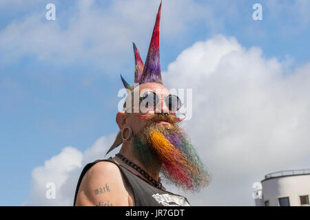 Blackpool, Lancashire, UK. 4. August 2017. Polnische Punk auf Rebellion Festival weltweit größte Punk-Festival beginnt, wie Tausende von Punks in Blackpool für internationale Punk-Festival zu gelangen. Anfang August, Blackpools Wintergärten ist Gastgeber für eine massive Reihe von Punk-Bands für die 21. Ausgabe der Rebellion Festival. Es gibt eine Franse Fest läuft neben dem main Event. Namens "At the Edge" mit einer Kunstausstellung, Vintage-Kleidung und eine engagierte stall Dr Martens. Kredite; MediaWorldImages/AlamyLiveNews. Stockfoto