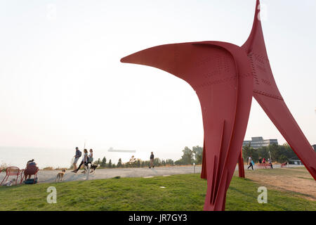 Seattle, Vereinigte Staaten von Amerika. 3. August 2017. Seattle, Washington: Besucher gehen durch Calders "Adler" Hund nachts im Olympic Sculpture Park. Elliott Bay ist verdeckt durch Waldbrände in Kanada, die Innenstadt von Seattle in dicker Nebel und Rauch zu verbergen. Die Reduzierung der Luft-Qualität gepaart mit steigenden Temperaturen eine ungesunde Luft Wertigkeit in der Region geführt hat. Dog Night ist Teil des laufenden Sommer bei SAM-Events im Park. Bildnachweis: Paul Christian Gordon/Alamy Live-Nachrichten Stockfoto