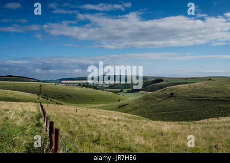 Wiltshire, UK 4. August 2017. Großbritannien Wetter. Weißes Blatt nach unten in der Nähe von Mere. Die Landschaft von weißen Blatt unten in der Morgensonne ist spektakulär und ein Netz von fruchtbaren Ackerflächen mit langen Knoll links im Hintergrund zeigt. Bildnachweis: David Hansford Fotografie/Alamy Live-Nachrichten Stockfoto