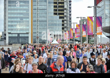 London, UK. 4. August 2017. Tausende kommen im London Stadium für die IAAF Weltmeisterschaften London 2017 für Tag eine Sitzung am Abend ist. Bildnachweis: Stephen Chung/Alamy Live-Nachrichten Stockfoto