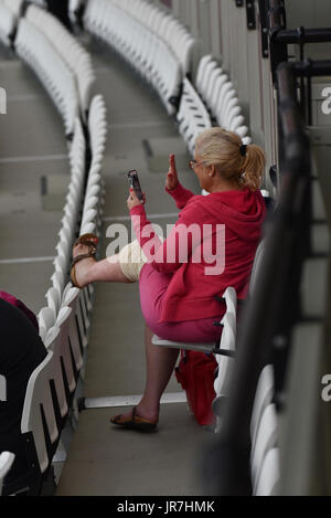 Queen Elizabeth Olympic Park, London, UK. 4. August 2017. IAAF Weltmeisterschaften. Die Massen im Olympia-Park für Tonights Eröffnungssitzung am Abend ankommen. Bildnachweis: Matthew Chattle/Alamy Live-Nachrichten Stockfoto