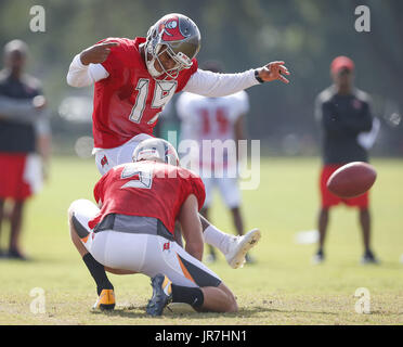 Florida, USA. 4. August 2017. LOREN ELLIOTT | Zeiten. Tampa Bay Buccaneers Kicker Roberto Aguayo (19) tritt während des Trainingslagers im One Buccaneer Place in Tampa, Florida, auf Freitag, 4. August 2017. Bildnachweis: Loren Elliott/Tampa Bay Times / ZUMA Draht/Alamy Live News Stockfoto