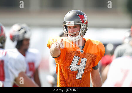 Florida, USA. 4. August 2017. LOREN ELLIOTT | Zeiten. Tampa Bay Buccaneers Quarterback Ryan Griffin (4) beteiligt sich in der Praxis während des Trainingslagers im One Buccaneer Place in Tampa, Florida, auf Freitag, 4. August 2017. Bildnachweis: Loren Elliott/Tampa Bay Times / ZUMA Draht/Alamy Live News Stockfoto