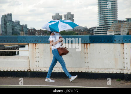 London, UK. 4. August 2017. Großbritannien Wetter. Sonnenschein und Duschen am Freitagnachmittag auf Wandsworth Brücke über die Themse. Bildnachweis: JOHNNY ARMSTEAD/Alamy Live-Nachrichten Stockfoto