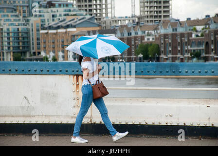 London, UK. 4. August 2017. Großbritannien Wetter. Sonnenschein und Duschen am Freitagnachmittag auf Wandsworth Brücke über die Themse. Bildnachweis: JOHNNY ARMSTEAD/Alamy Live-Nachrichten Stockfoto